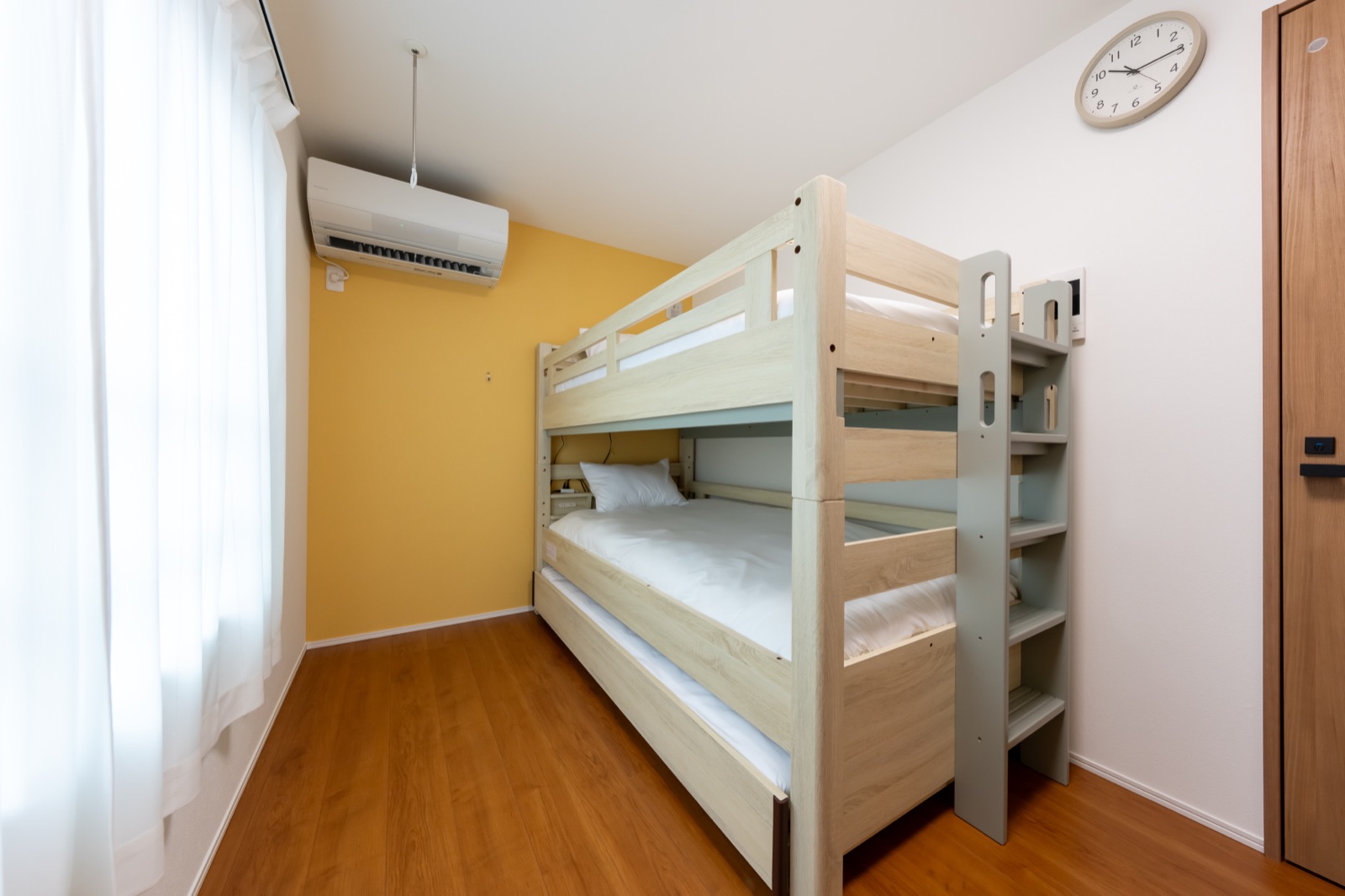Bedroom (bunk + single bed)